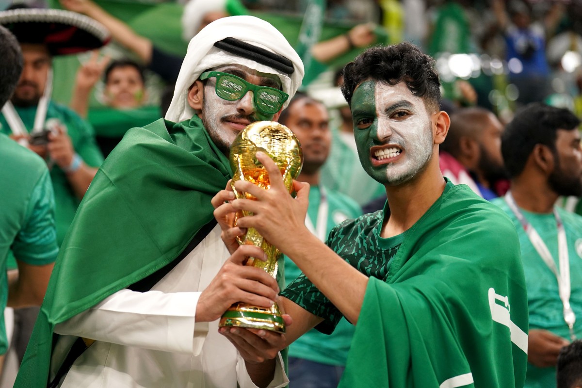 جماهير السعودية تمني النفس ببلوغ الأخضر أبعد من الدور الثاني. (وكالات)