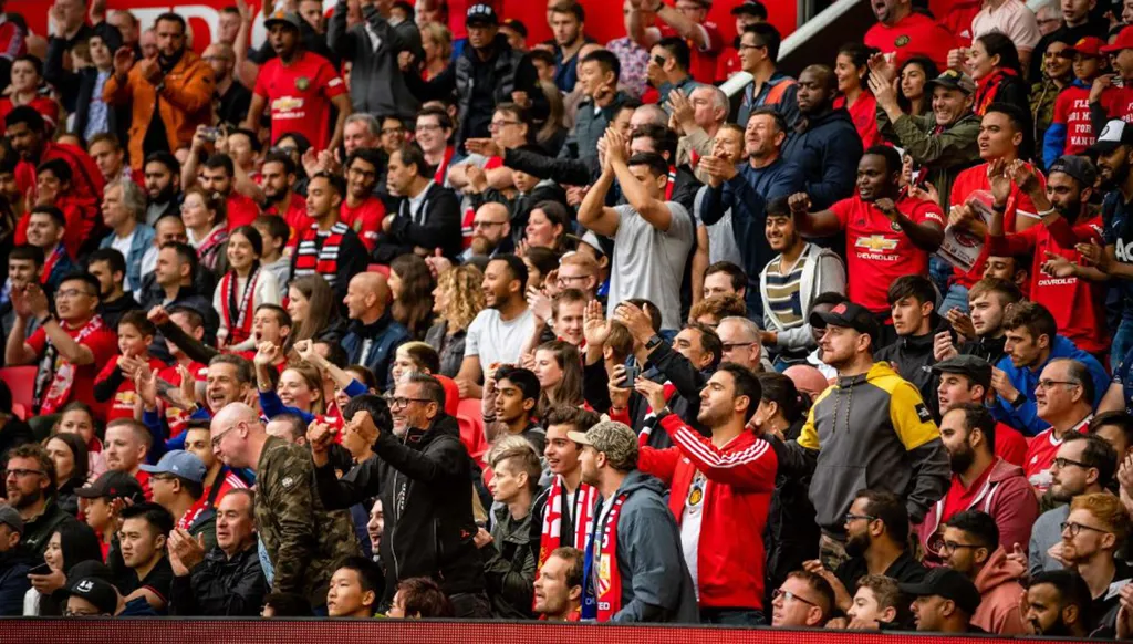 جماهير مانشستر يونايتد تهاجم راتكليف في المدرجات