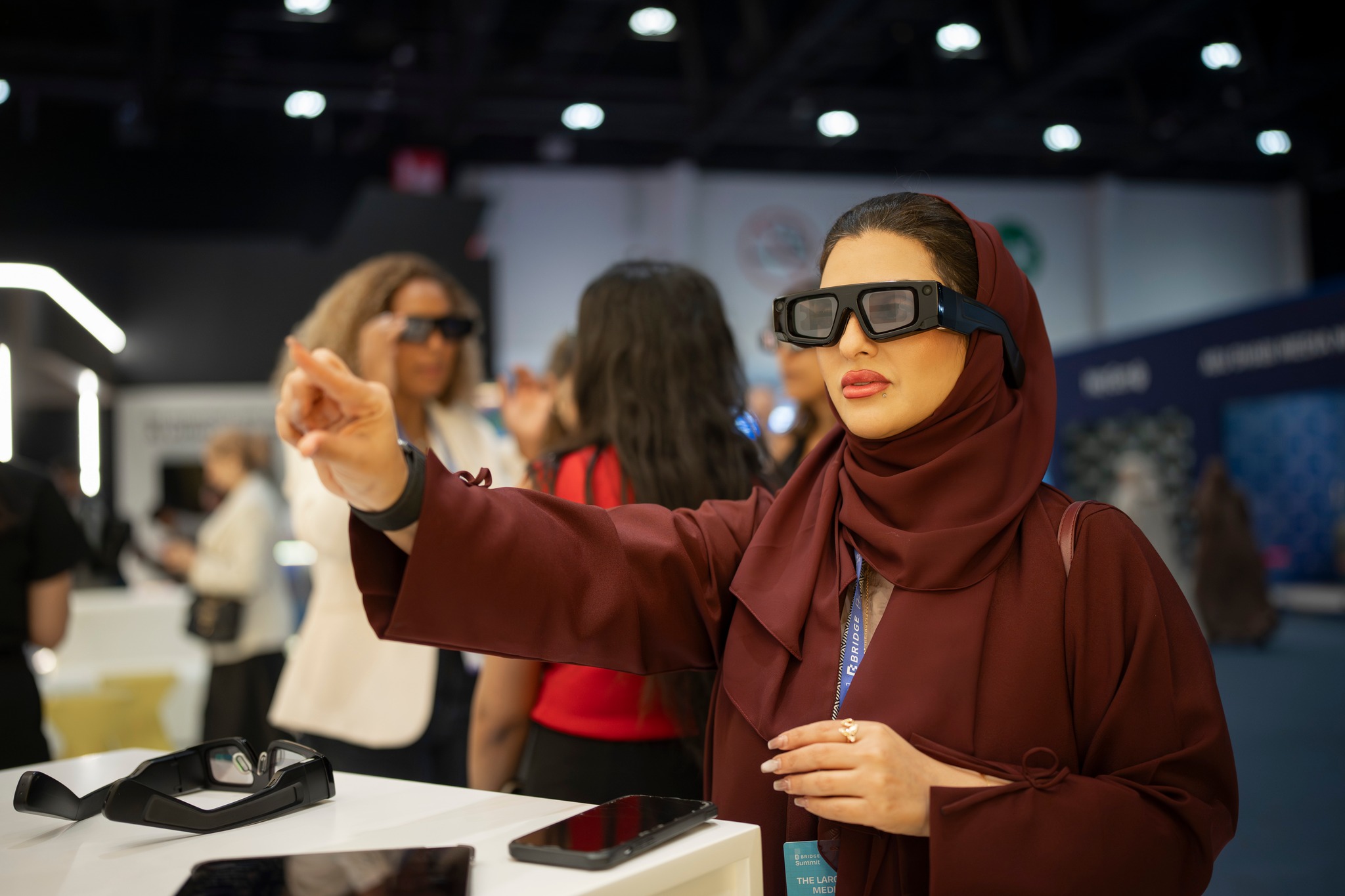 جانب من “قمة بريدج“ في أبوظبي.