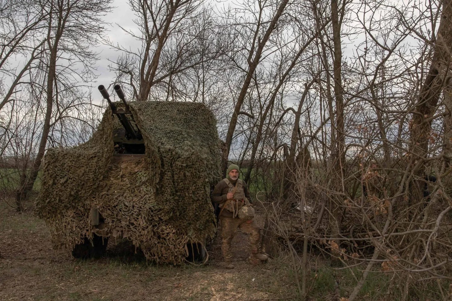 جندي أوكراني في نقطة عسكرية بمنطقة زابوريجيا (أ ف ب)