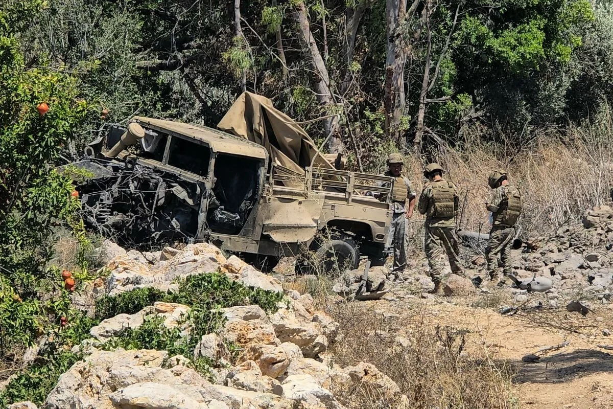 جنود من الجيش اللبناني يتفقدون موقع الانفجار الذي استهدف مركبتهم في منطقة المنصوري، قرب صور، جنوب لبنان، في 18 يوليو 2026. (أ ف ب)
