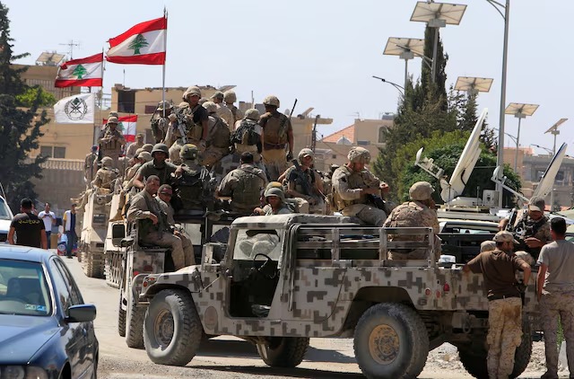 جنود من الجيش اللبناني على متن مركباتهم العسكرية (رويترز)