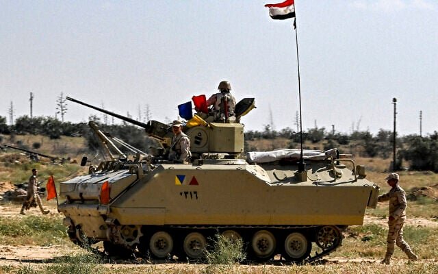 جنود مصريون قرب مركبة قتالية في الجانب المصري من معبر رفح مع غزة، 23 مارس 2024. (أ ف ب)