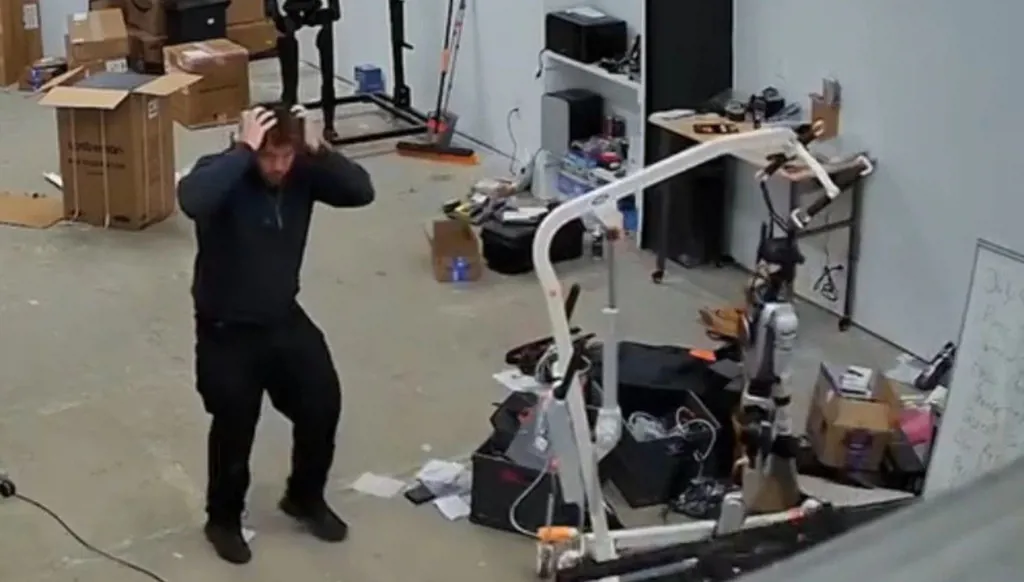 روبوت مقاتل يجنّ في مختبر أميركي... وملايين يتساءلون: هل بدأ تمرد الآلات؟