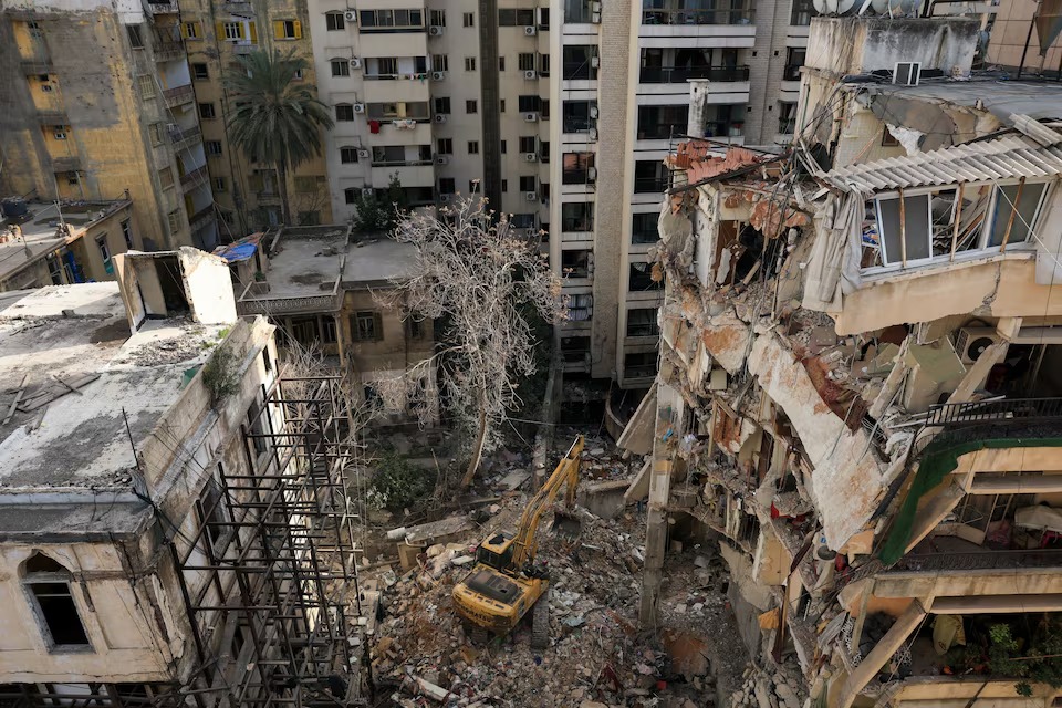 جرافة تعمل على رفع الأنقاض في موقع غارة إسرائيلية على عين المريسة، بيروت في 9 نيسان/أبريل 2026 (رويترز)