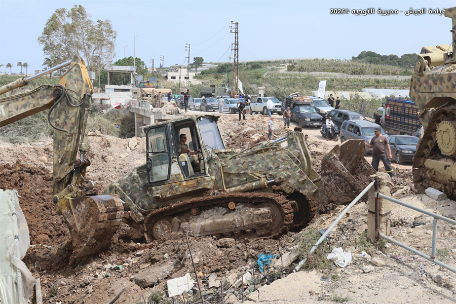 جرافات تابعة للجيش اللبناني تعمل على فتح الطرقات أمام النازحين العائدين إلى قراهم في جنوب لبنان (قيادة الجيش)