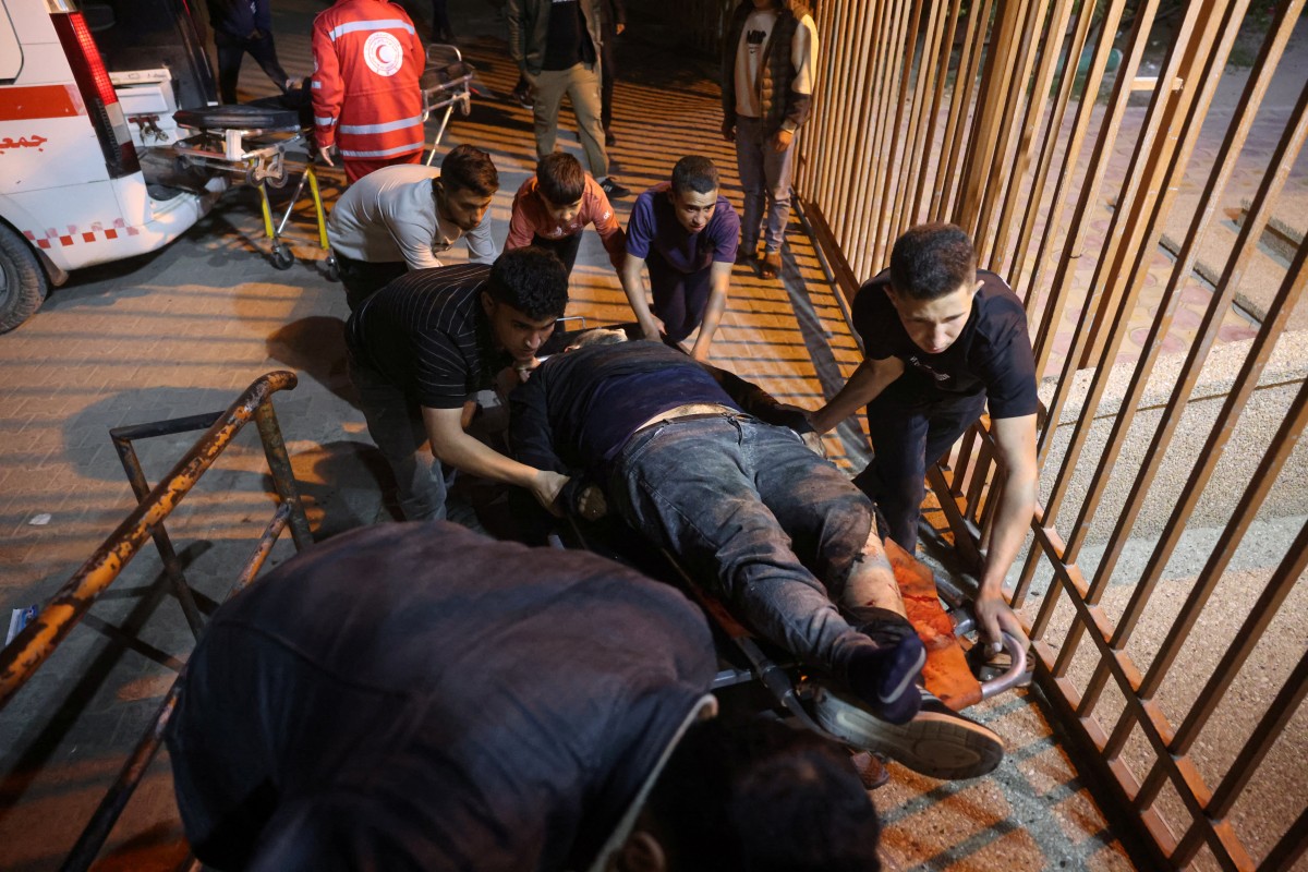 جريح فلسطيني يُنقَل إلى مستشفى ناصر عقب غارة إسرائيلية على مدينة خان يونس، جنوب قطاع غزة في 21 نيسان/أبريل 2026 (أ ف ب)
