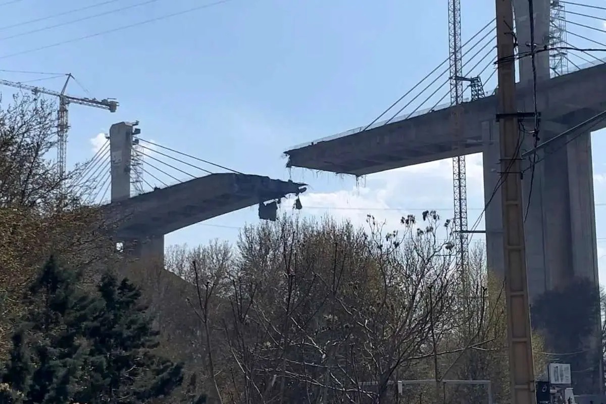 جسر بي 1 من زاوية أقرب بعد تعرّضه لغارة جوية (وسائل إعلام إيرانية)