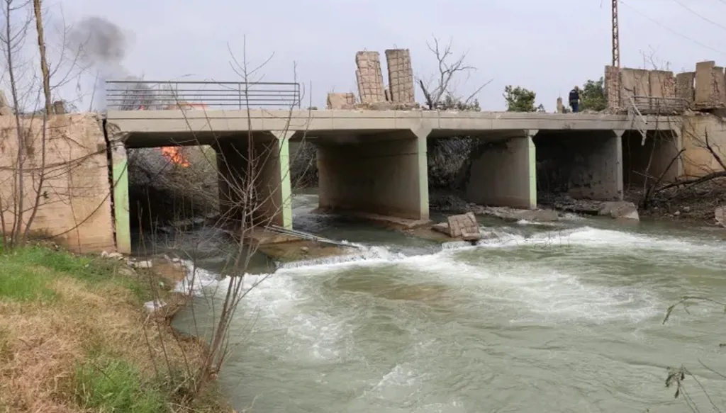 إسرائيل تدمّر جميع الجسور فوق الليطاني... جنوب لبنان معزول تماماً