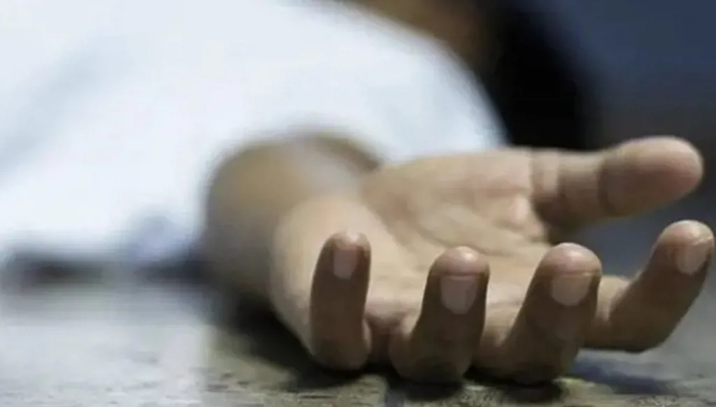 مأساة تحت الجسر... شاحنة تدهس شابة مشردة أثناء نومها