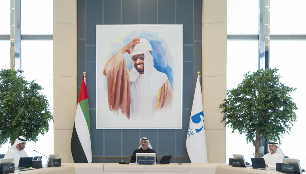 ولي عهد أبوظبي يأمر بتسريع خط "غرب-شرق 1" ويدفع بالكيماويات محركاً للتنويع الصناعي