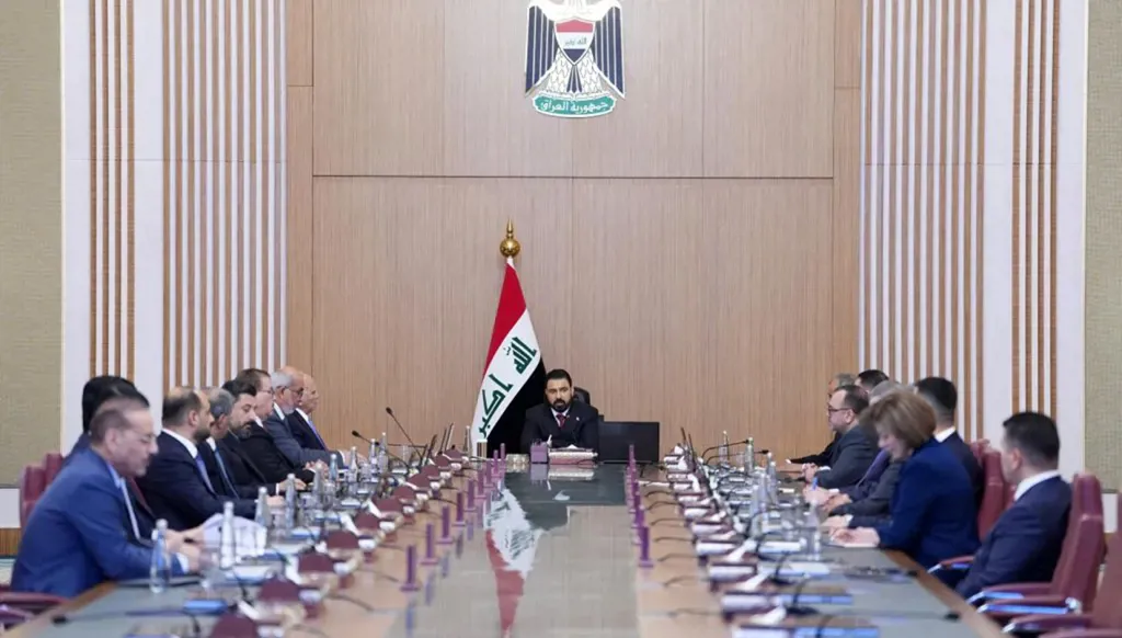 100 يوم على حكومة الزيدي: اقتصاد العراق أمام اختبار هرمز والنفط والسيولة