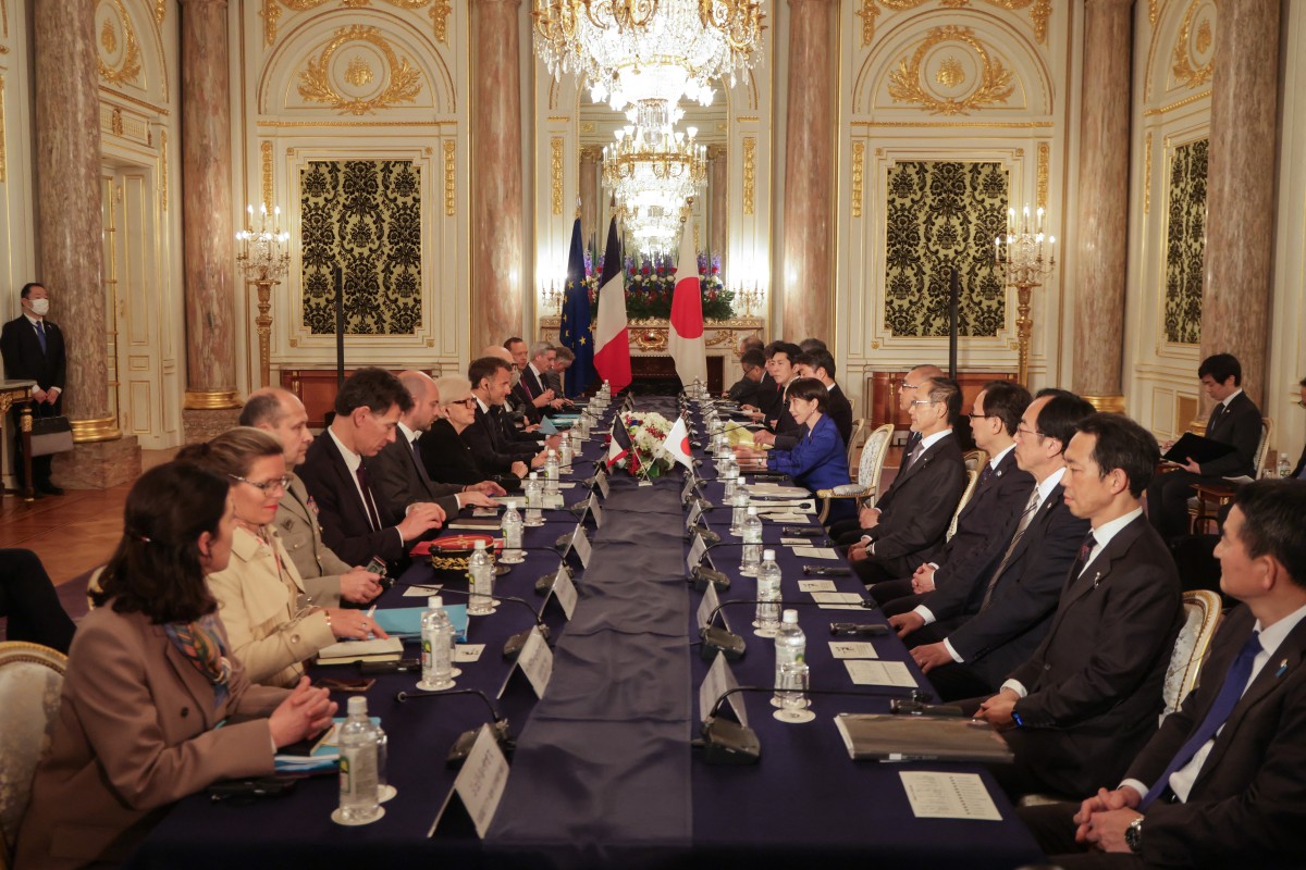 اجتماع ياباني فرنسي في قصر أكاساكا في طوكيو في 1 نيسان/أبريل 2026 (أ ف ب)