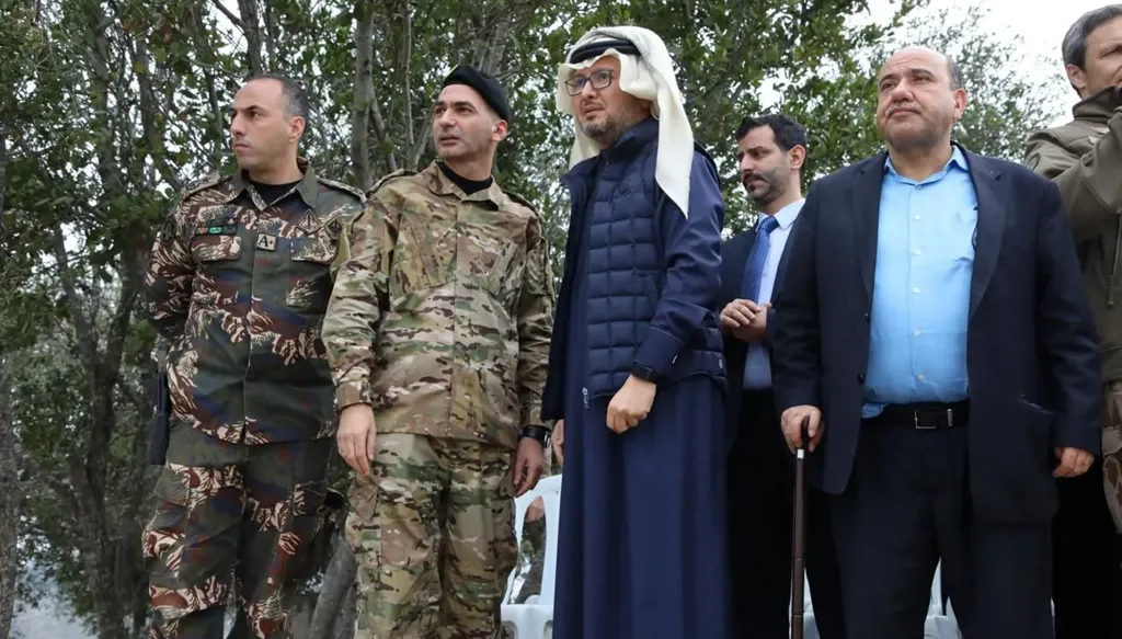 السفير السعودي السابق وليد البخاري يطلع من ضباط في الجيش على تنفيذ خطة حصر السلاح في الجونب  