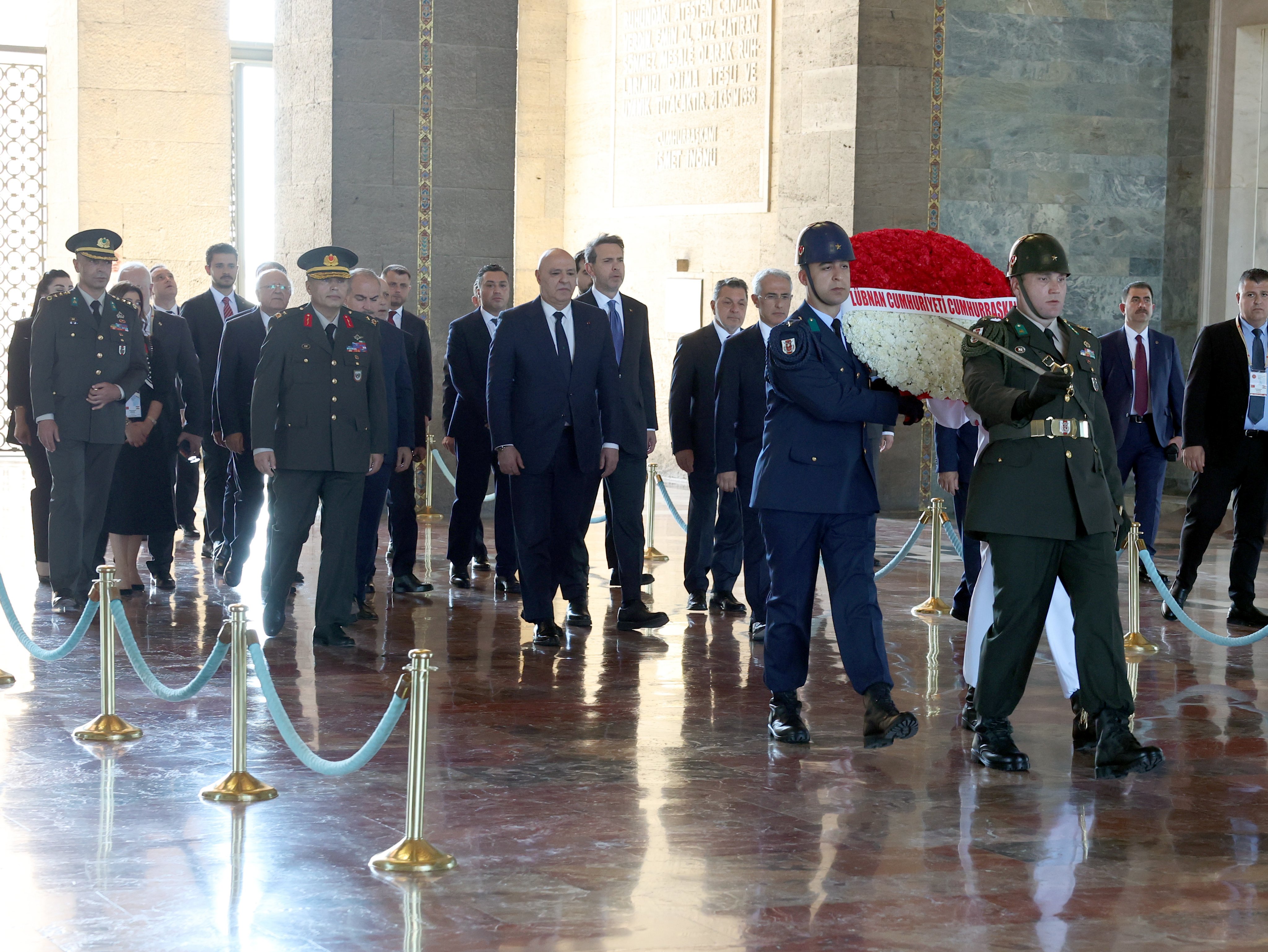 جوزف عون يضع إكليلاً من الزهر على ضريح مؤسس الجمهورية التركية مصطفى كمال أتاتورك (الرئاسة اللبنانية)