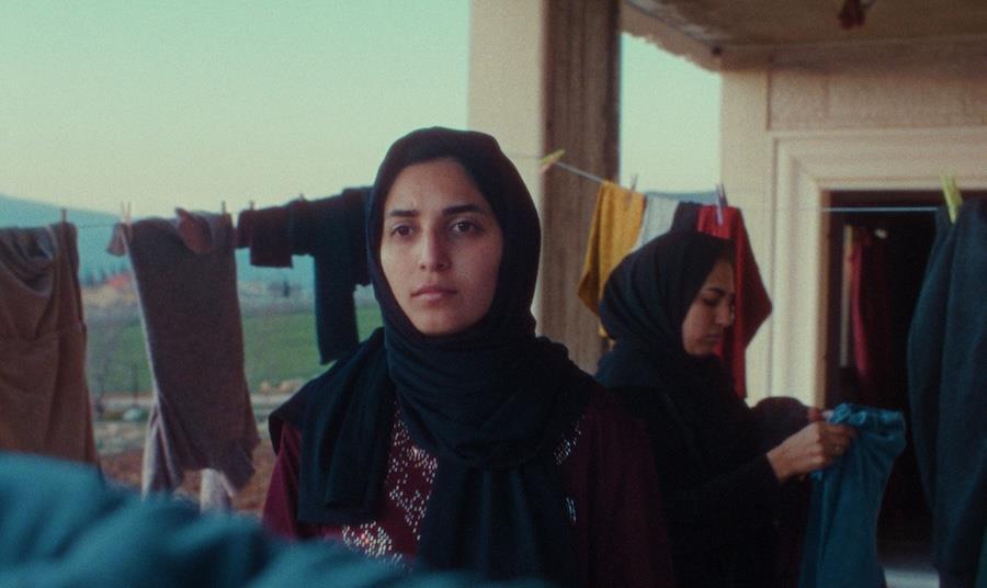 مشهد من فيلم البارح العين ما نامت للمخرج الفلسطيني ركان مياسي، الفائز بجائزة أفضل فيلم عربي طويل في مهرجان الجونة السينمائي 2026. (Screen Daily)