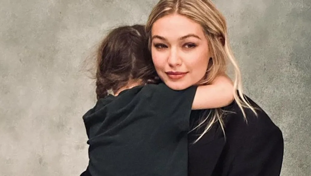 جيجي حديد في لحظات ممتعة مع ابنتها كاي (صور)