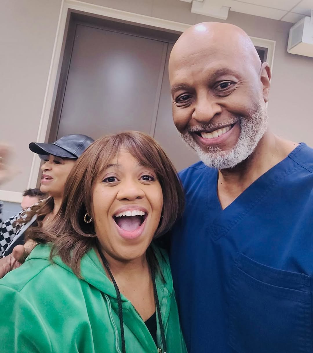 جيمس بيكنز جونيور مع شاندرا ويلسن خلال تصوير مسلسل Grey's Anatomy (إنستغرام)