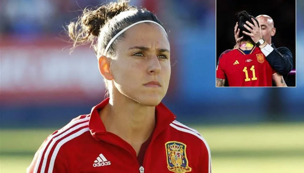 ضحية القبلة القسرية تعود إلى صفوف المنتخب الإسباني