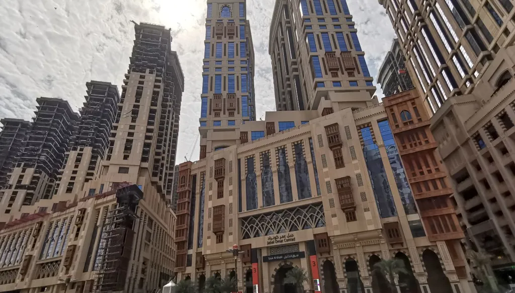 نايت فرانك: السعودية تبني 105 آلاف غرفة فندقية ومكة والمدينة تقودان الضيافة
