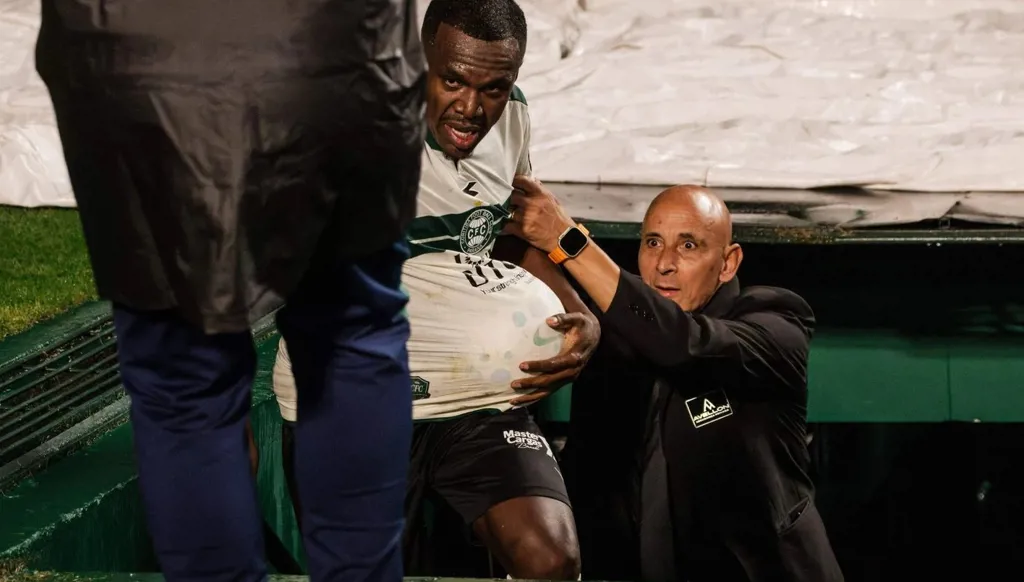 لاعب يسقط في درج الملعب بعد احتفال جنوني بهدف ملغى (فيديو)