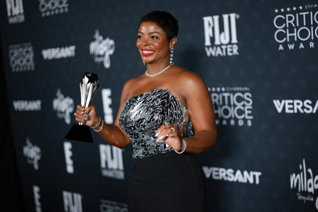 جانييل جيمس وصيحة الأظافر الميتاليكية الفضية في جوائز النقاد 2026 (أ.ف.ب)