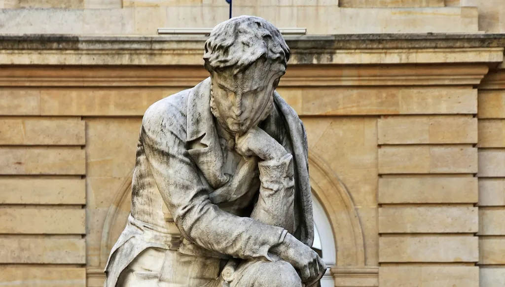 تمثالُ العالِم الذي فكّ رموز الهيروغليفية... معرض يوثّق ولادته وجدله