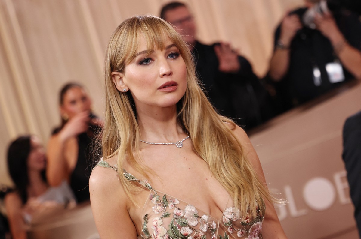 جينيفر لورنس تتألّق بعقد ماسيّ في غولدن غلوب 2026 (أ.ف.ب)