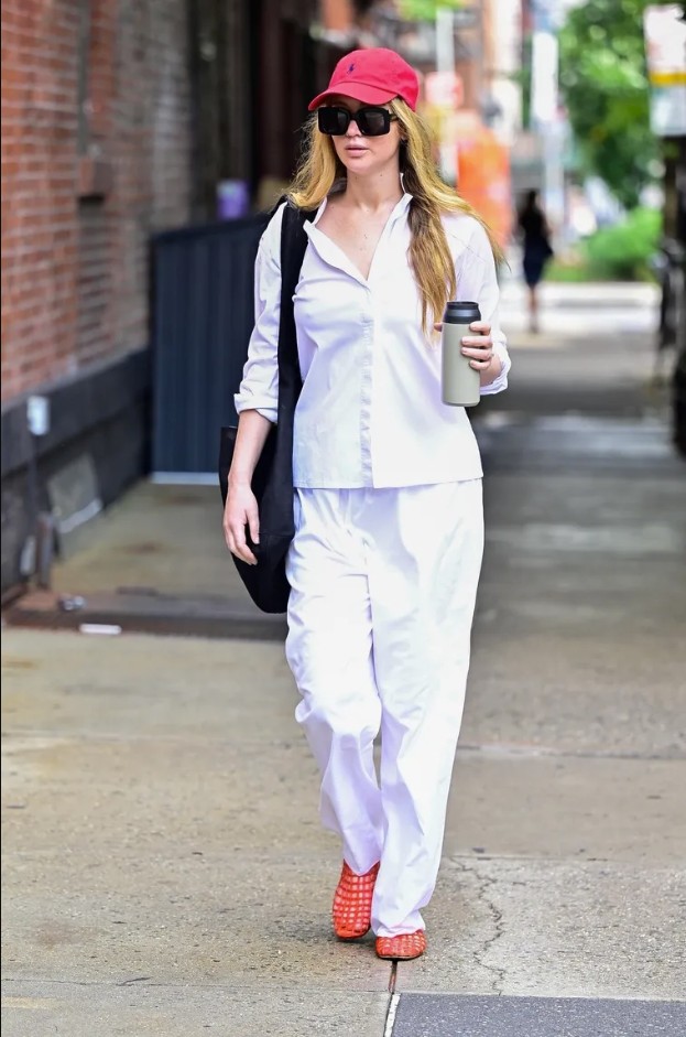 جينيفر لورانس تعتمد حذاء الجيلي (إنستغرام)