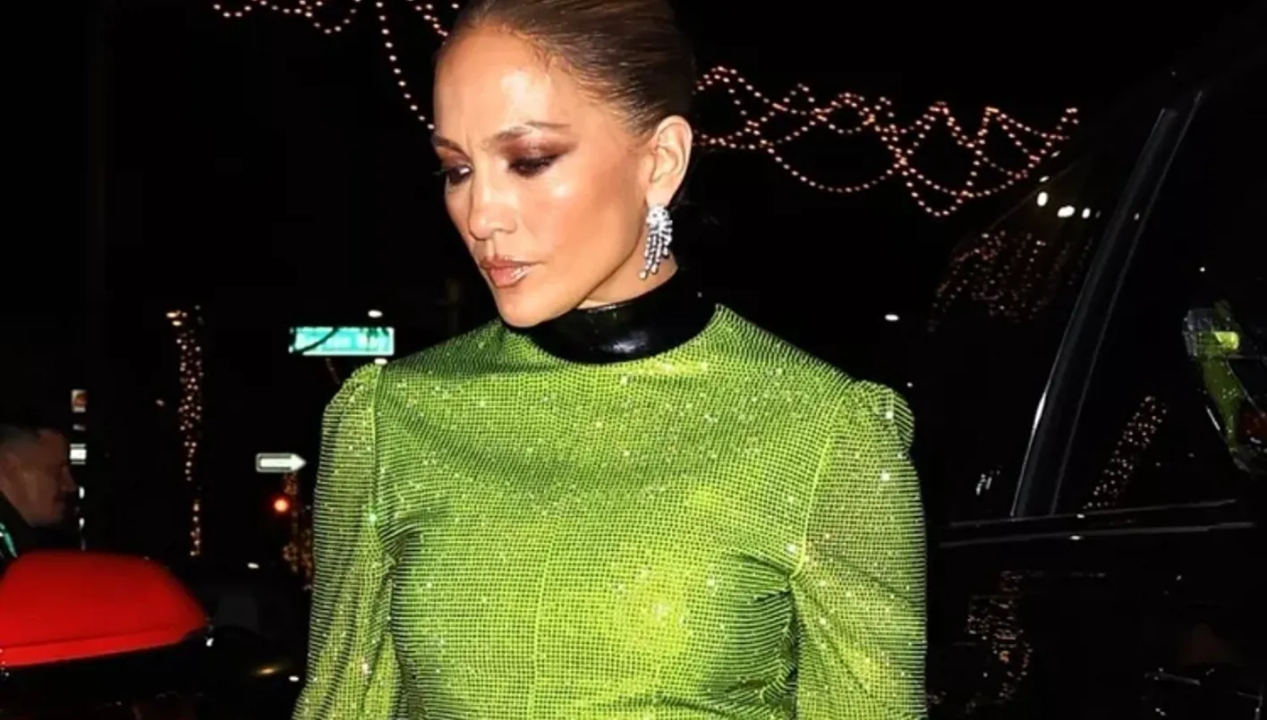 جينيفر لوبيز تتألق بفستان أخضر بعد رحلة بحث عن منزل جديد (صور)