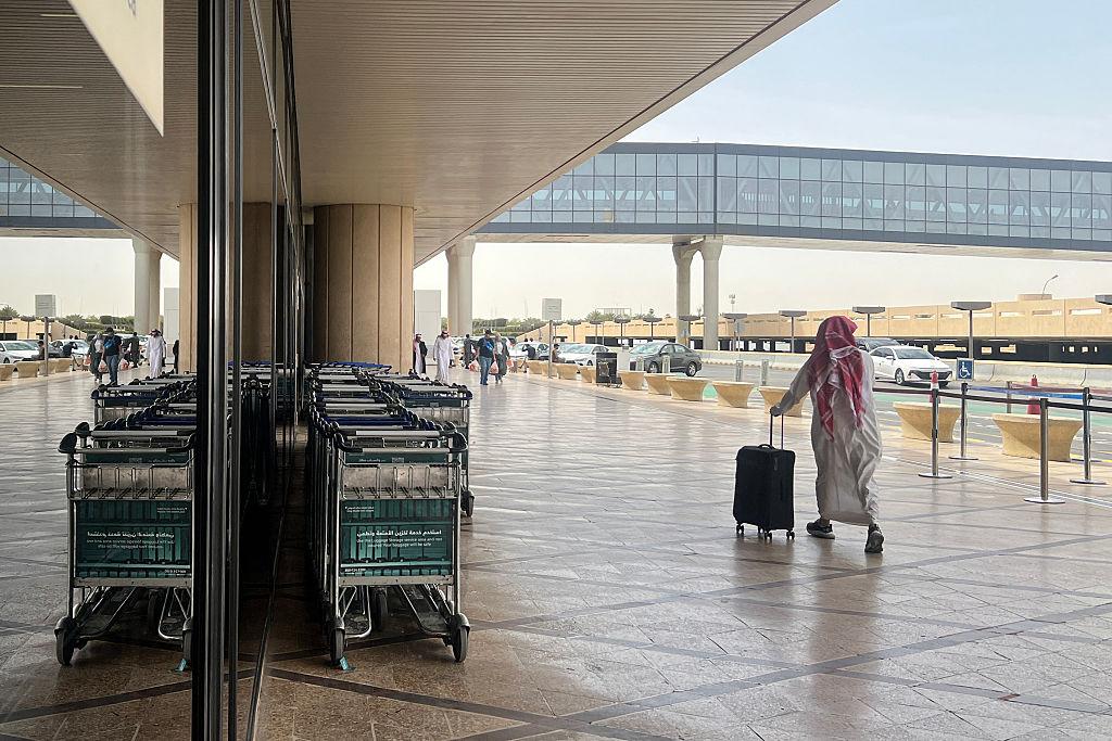 مسافر أمام إحدى صالات مطار الملك خالد الدولي في الرياض، 2 نيسان/أبريل 2026. (أ ف ب)