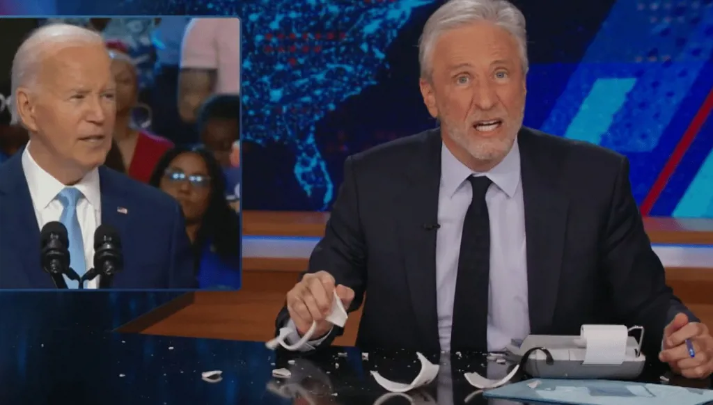 جون ستيوارت يتعرّض لإصابة "دموية" خلال تقديمه فقرة في "ذا ديلي شو" (فيديو)