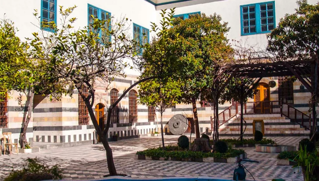 من حجر لبنان إلى فناء دمشق وبراجيل الخليج… كيف روّضت العمارة العربية المناخ؟