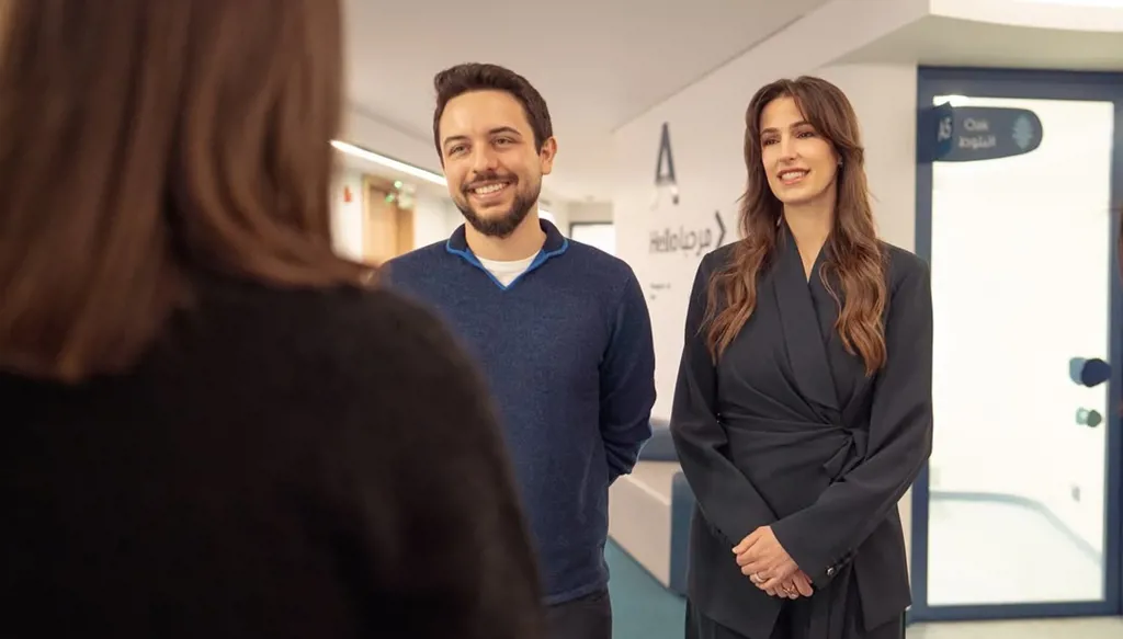 ولي العهد والأميرة رجوة يزوران مركزاً لعلاج اضطرابات النطق واللغة (صور وفيديو)