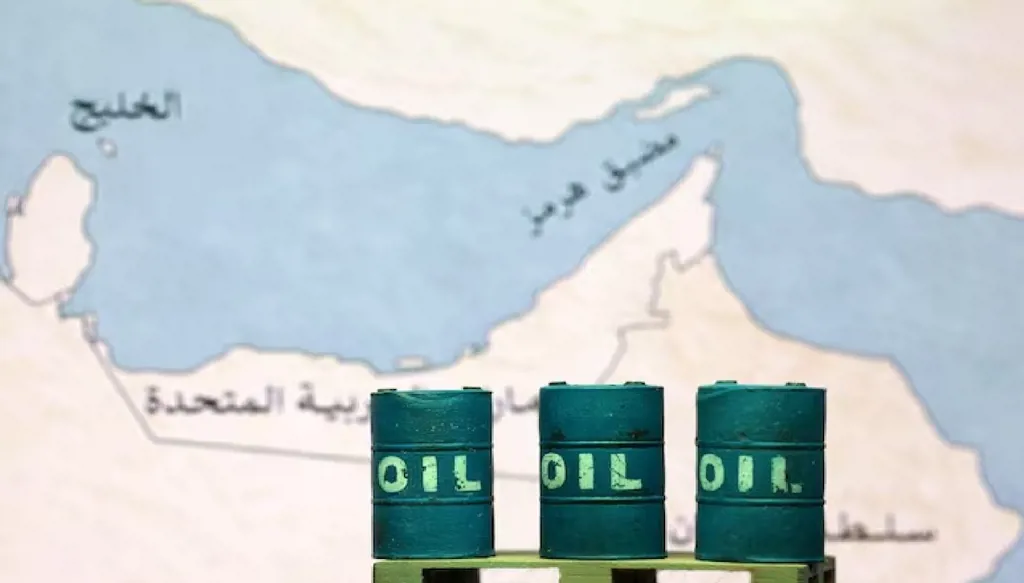 النفط إلى أعلى مستوياته منذ 3 أسابيع مع زيادة التوترات بالشرق الأوسط