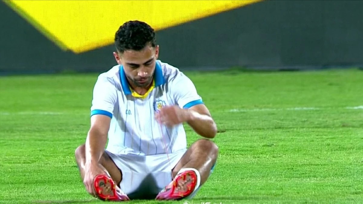 خيبة أحد لاعبي الإسماعيلي بعد تأكد هبوط الفريق. (وكالات)