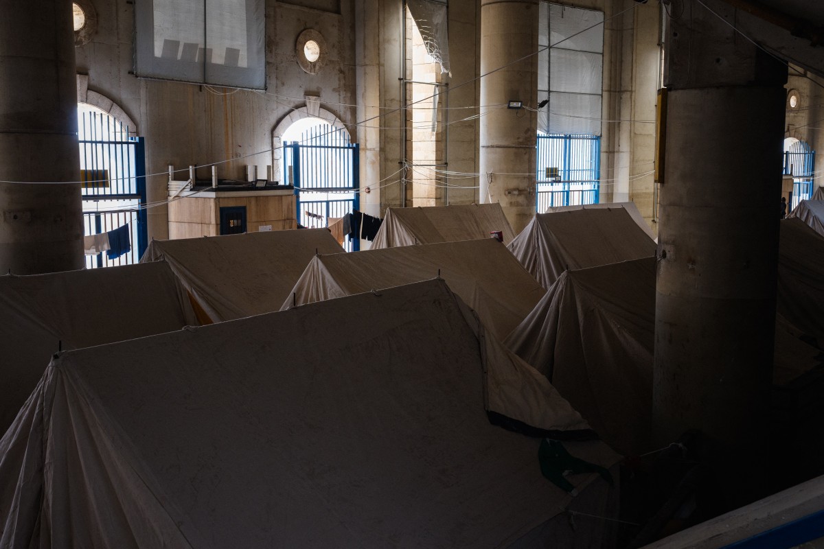 خيام منصوبة داخل ملعب مدينة كميل شمعون الرياضية في بيروت (أ ف ب)