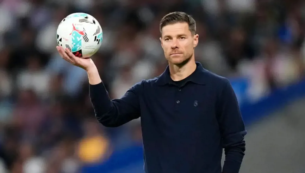 تشابي ألونسو… الاسم الهادئ في سوق إنكليزي صاخب