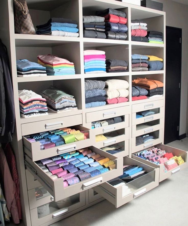 خزانة ملابس مرتبة بألوان محايدة