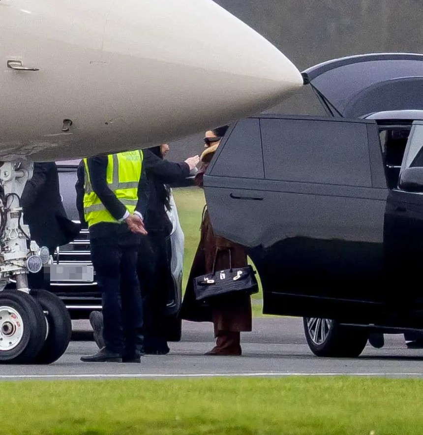 (PageSix) مع هاميلتون كيم كارداشيان عند وصولها الى الريف البريطاني لتمضية عطلة نهاية الأسبوع 