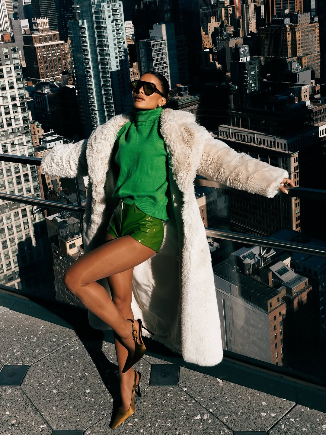 كاميلا كويلو وموضة التريكو الملون في شتاء 2026 (انستغرام)