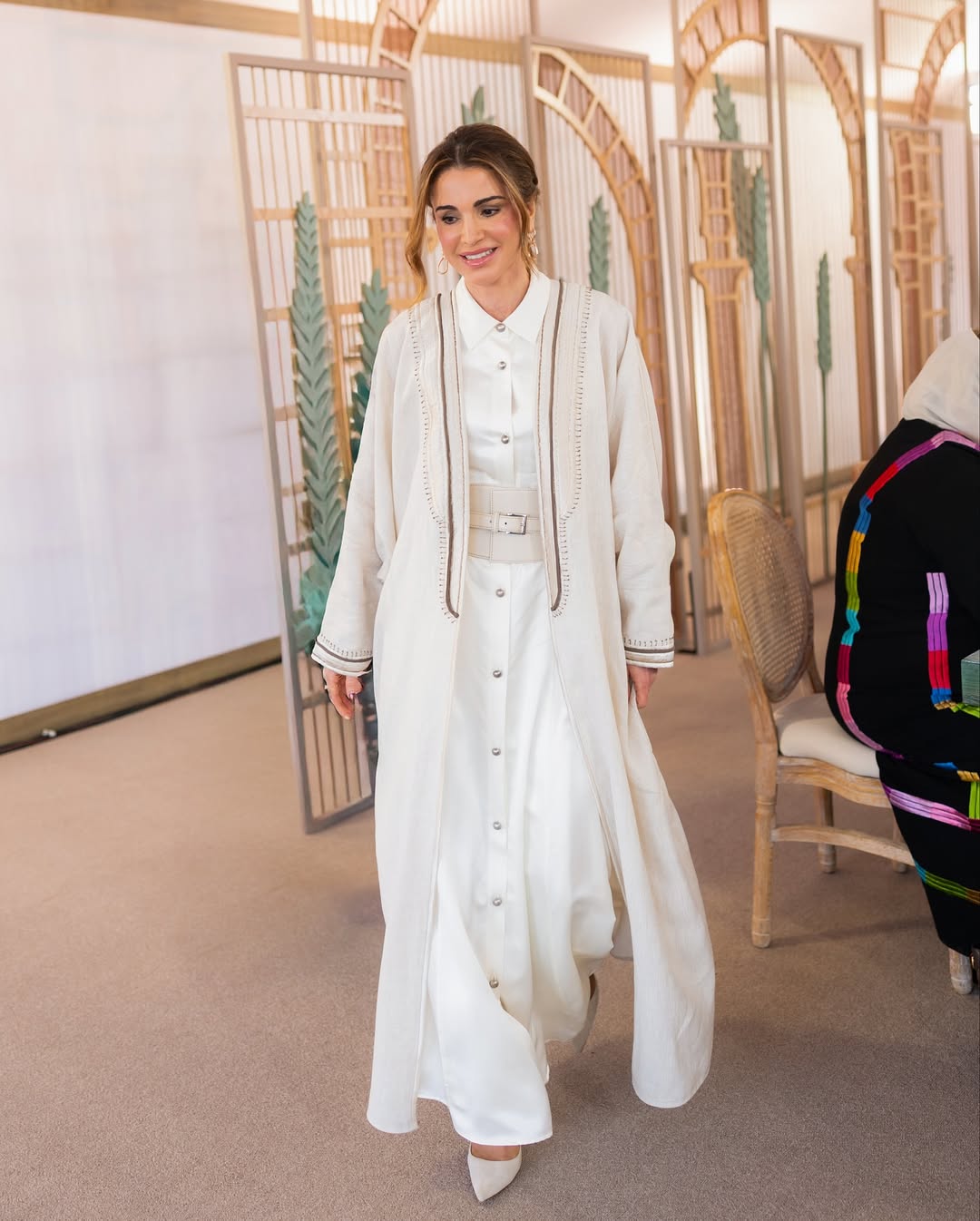 الملكة رانيا بعباءة بيضاء في لقاء سيدات المفرق في بلدة أم الجمال (انستغرام)