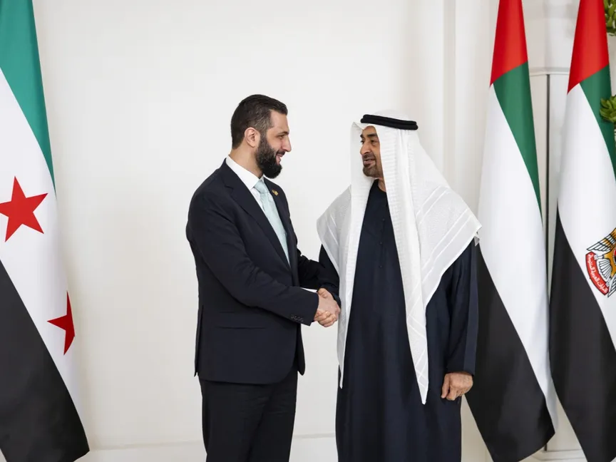 محمد بن زايد وأحمد الشرع خلال لقاء سابق (أرشيفية)