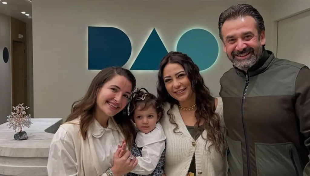 كريم عبد العزيز في لقطات عفوية مع حفيدة أصالة (فيديو)