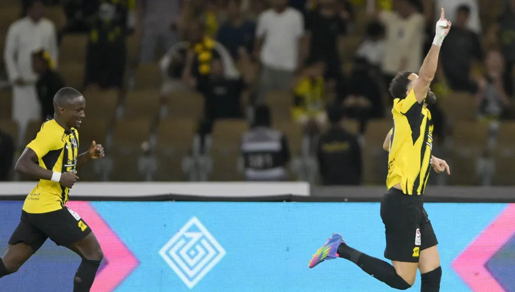 الاتحاد يضع اللمسات النهائية على عقد بنزيما الجديد