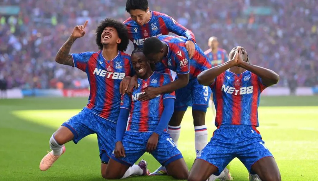 كريستال بالاس يفوز على ليفربول ويتوج بلقب الدرع الخيرية