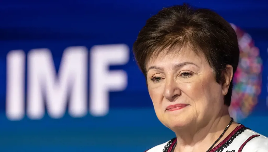 صندوق النقد يحذّر: الاقتصاد العالمي ينجرف نحو الأسوأ و12 دولة على أبواب طلب الإنقاذ
