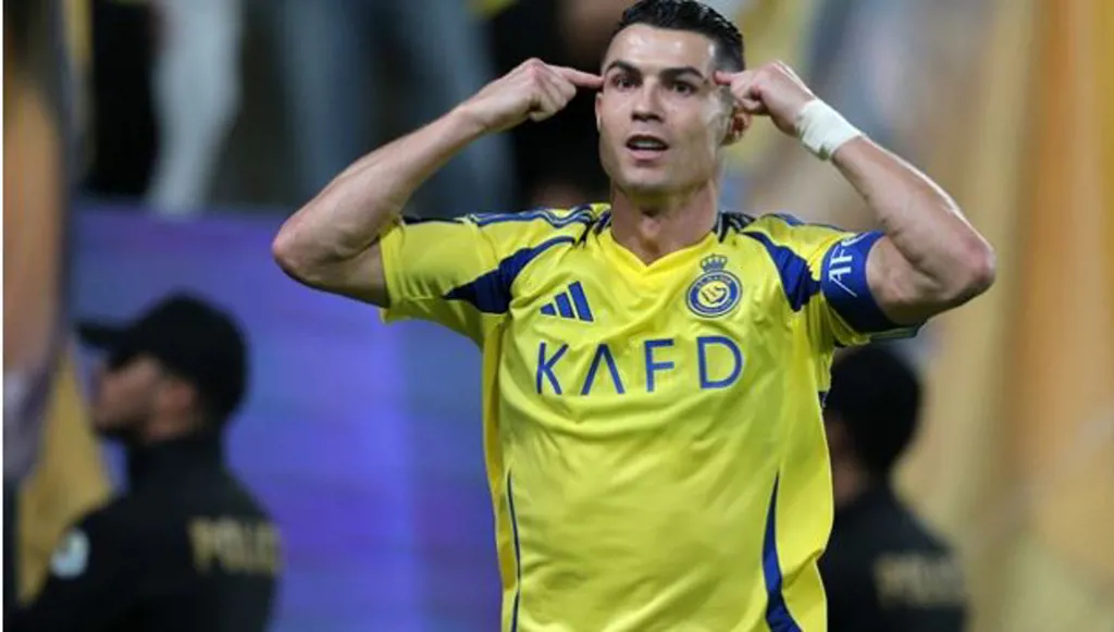 رونالدو يسجل هدفاً عالمياً في فوز النصر على الفتح (فيديو)