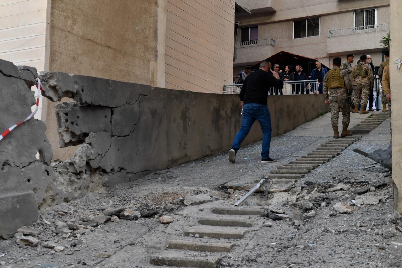 أضرار بعد سقوط شظايا صاروخ إيراني في كسروان. (النهار)