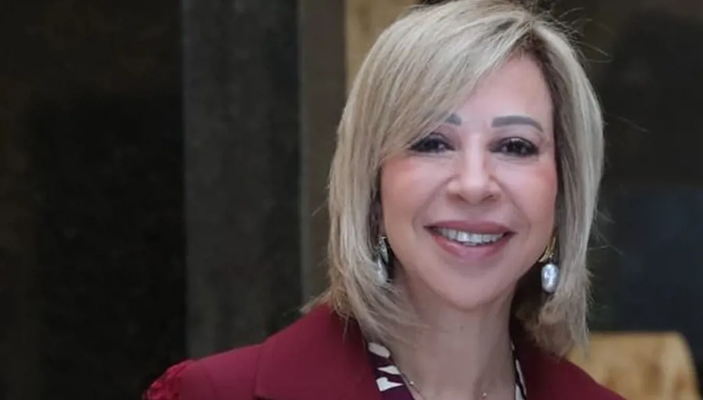 اللبنانية الأولى نعمت عون تفاجئ ابنها على أرض الملعب: "عيد سعيد" (فيديو)